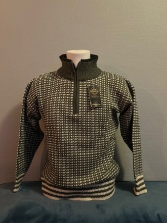 Nordlys Islender modell Bretind – en litt tynnere ull genser i grønn og natur