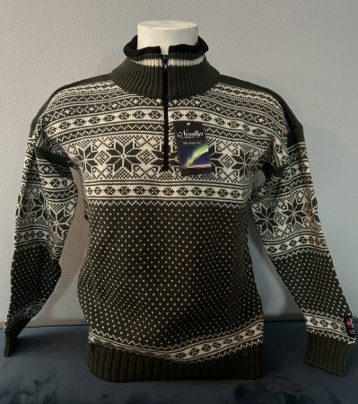 Nordlys mønstret modell Bretind- en litt tynnere ull genser i Grønn og natur  - UTGÅENDE MODELL- 