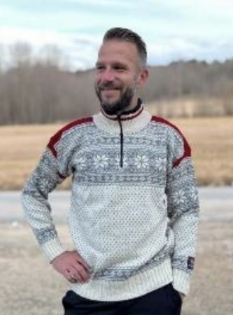 Nordlys mønstret Bretind - en litt tynnere ull genser i natur- grå- rød  - UTGÅENDE MODELL-